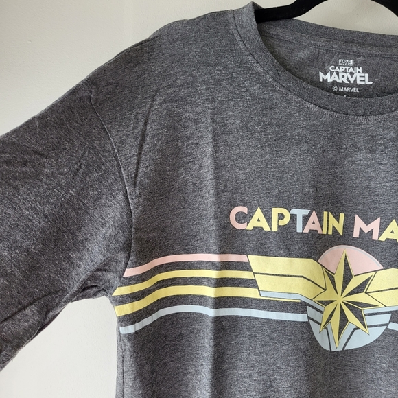 2/$20 Captain marvel grey short sleeve tshirt with logo across the front Size L - Picture 3 of 6